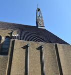 De gewelfde zijmuur, met zicht op de opengewerkte toren.
              <br/>
              Richard Keijzer, 2014-08-21